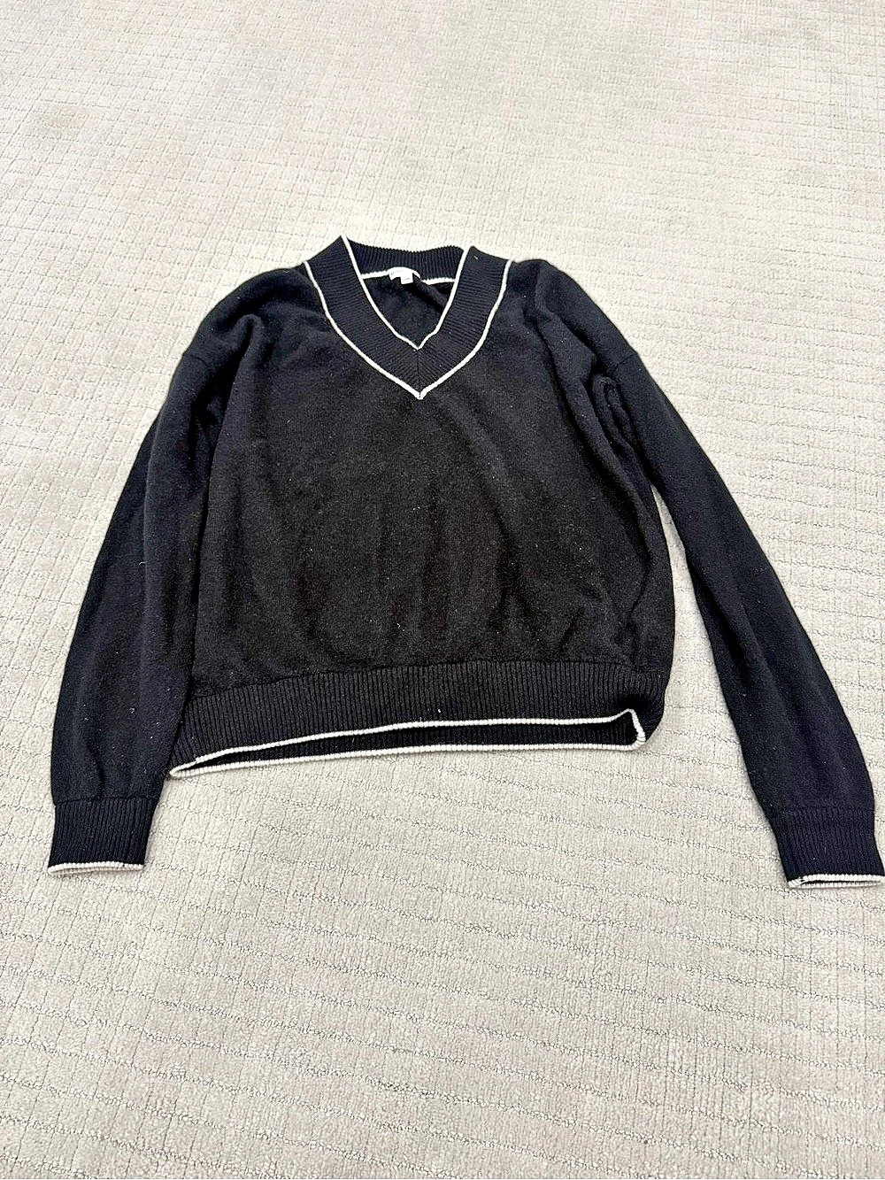 Minnie Rose Cashmere V-Neck Contrast Trim Sweater Black